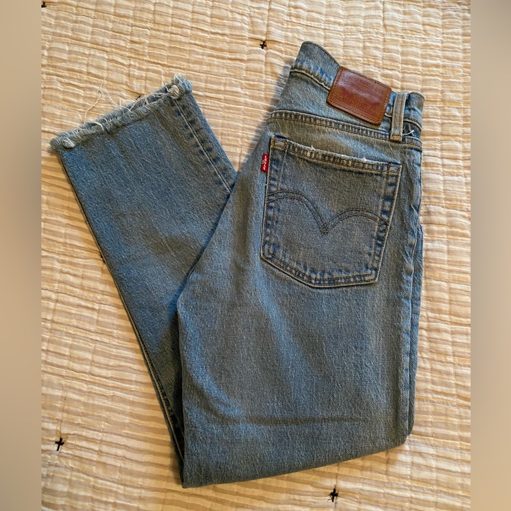 Levi's Cropped Frayed Hem Light-Wash Jeans 26